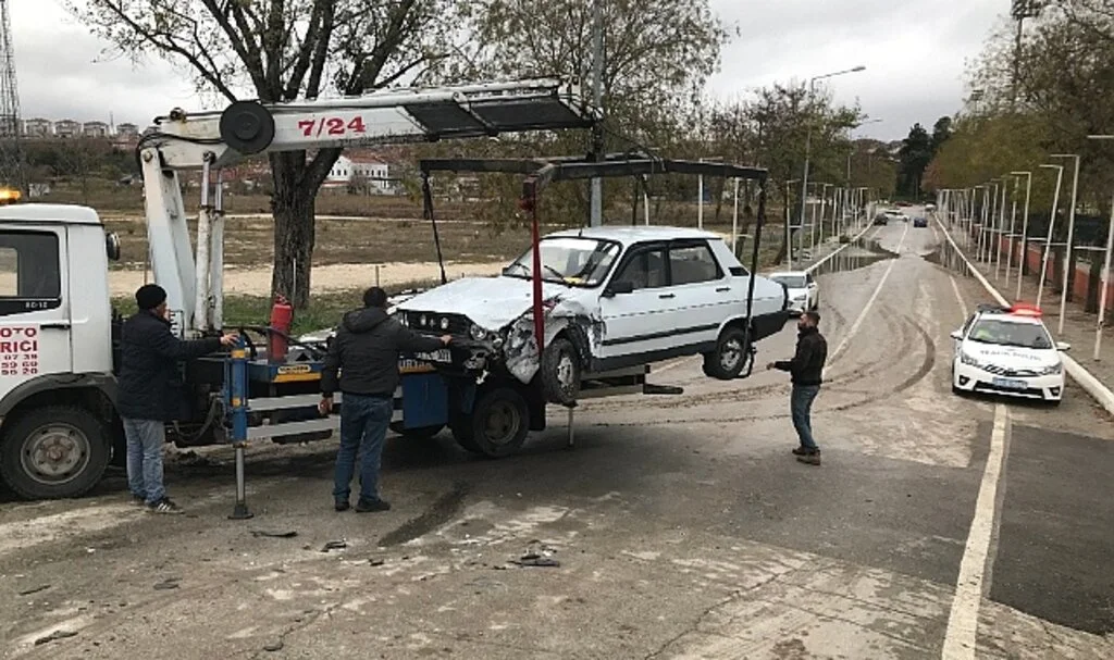 Edirne’de kazaya karışan sürücü otomobiliyle olay yerinden kaçtı: 1 yaralı