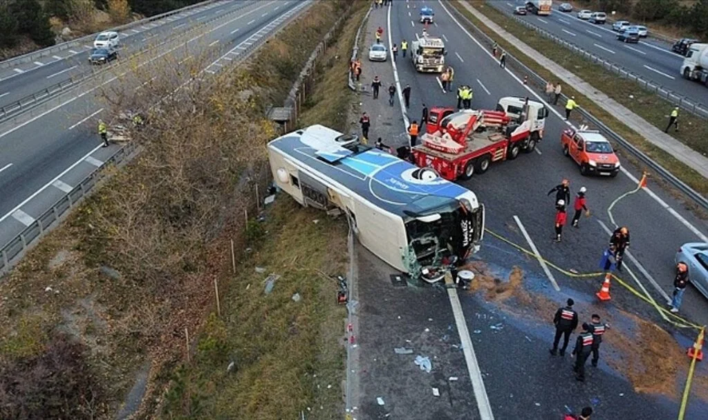 EGM: Şehirler arası yolcu otobüslerinin karıştığı 43 ölümlü trafik kazasında 83 can kaybı meydana gelmiştir