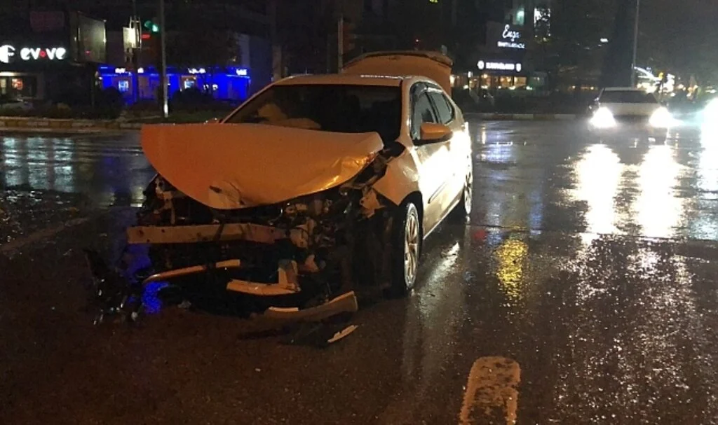 Elazığ’da otomobil ile minibüs çarpıştı: 1 yaralı
