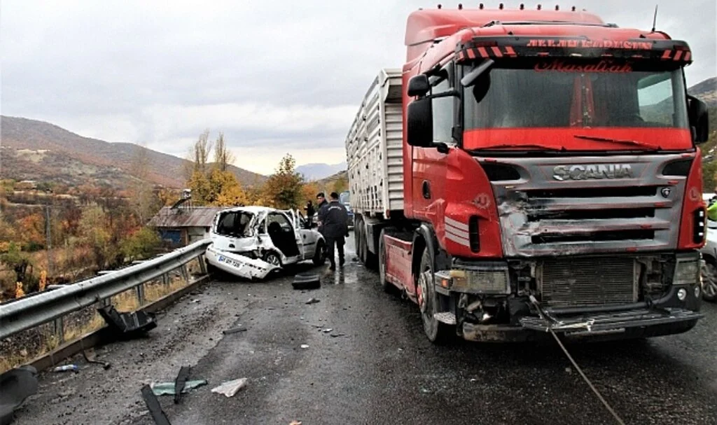 Elazığ’da tır ile otomobil çarpıştı: 2 ağır yaralı