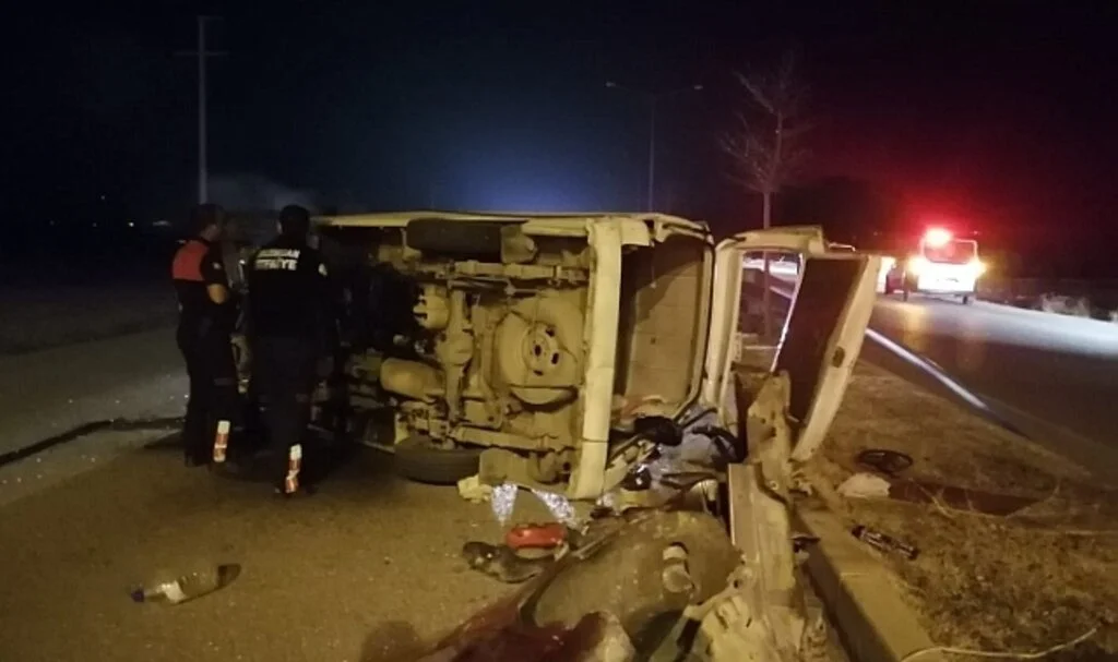 Elektrik direğine çarpan minibüs yan yattı: 4 yaralı