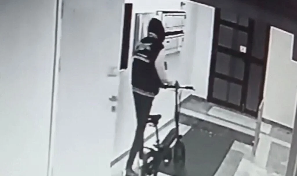 Elektrikli bisiklet hırsızı güvenlik kamerasına yakalandı