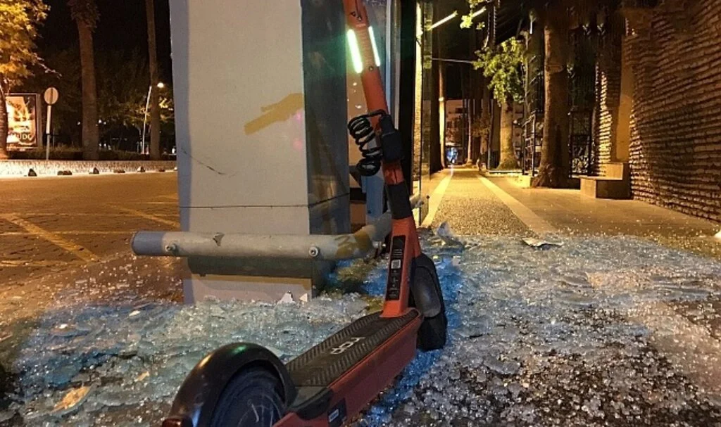 Elektrikli scooter ile otobüs durağına çarptı: 1 yaralı