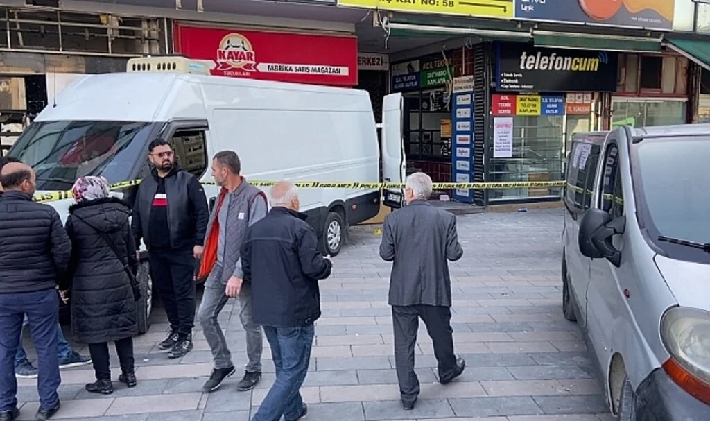Elektronik kelepçesini çözüp dehşet saçtı: 2 yaralı