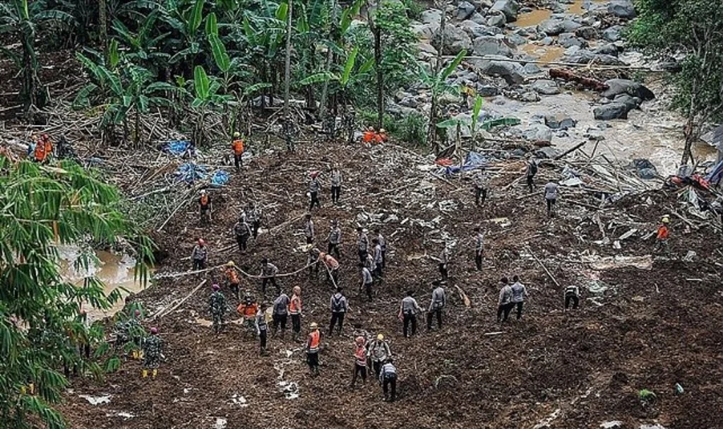 Endonezya'daki depremde hayatını kaybedenlerin sayısı 321'e yükseldi
