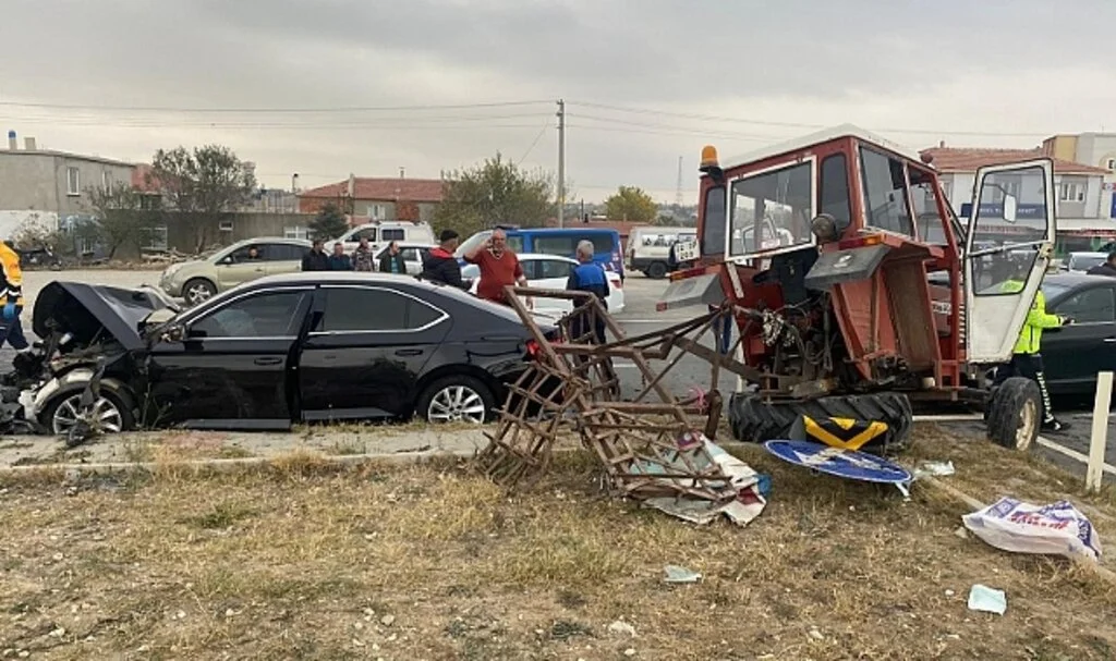 Enez Belediye Başkanının makam aracıyla çarpışan traktörün sürücüsü ağır yaralandı