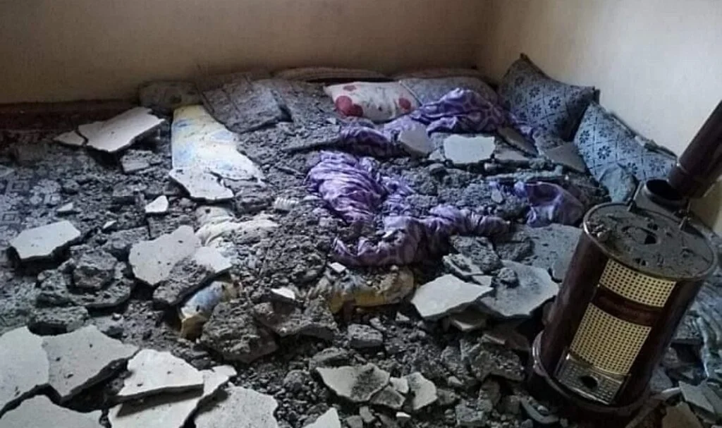 Eruh’ta evin tavanındaki betonlar düştü, anne ve çocukları yara almadan kurtuldu