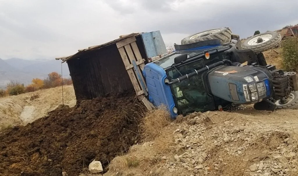 Erzincan’da traktörün devrilmesi sonucu sürücü yaralandı