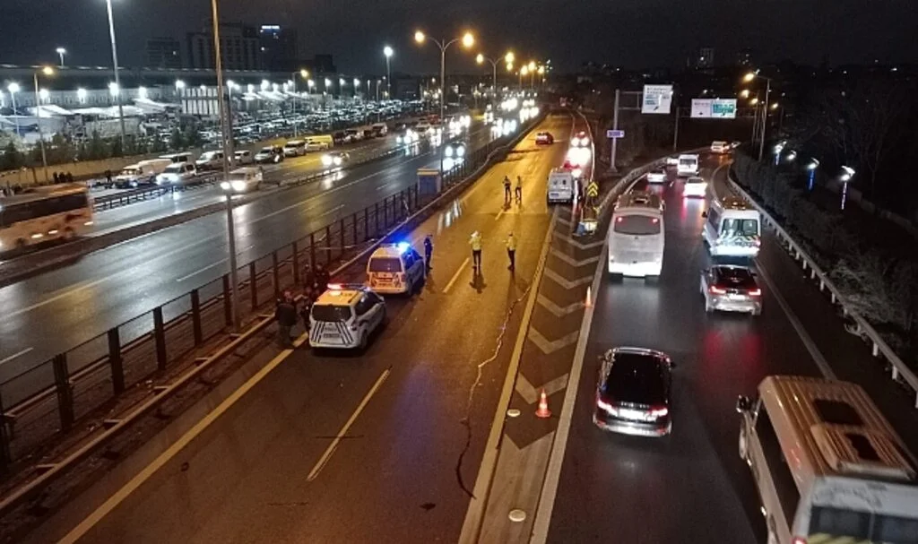 Esenler’de yolun karşısına geçmeye çalışan kişiye otomobil çarptı: 1 ölü
