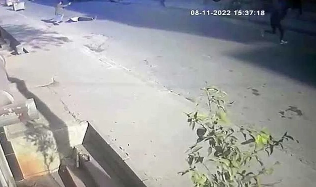 Esenyurt’ta sokak ortasında silahlı çatışma anları kamerada