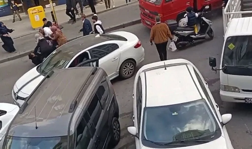 Esenyurt’ta yol verme kavgası kameraya yansıdı