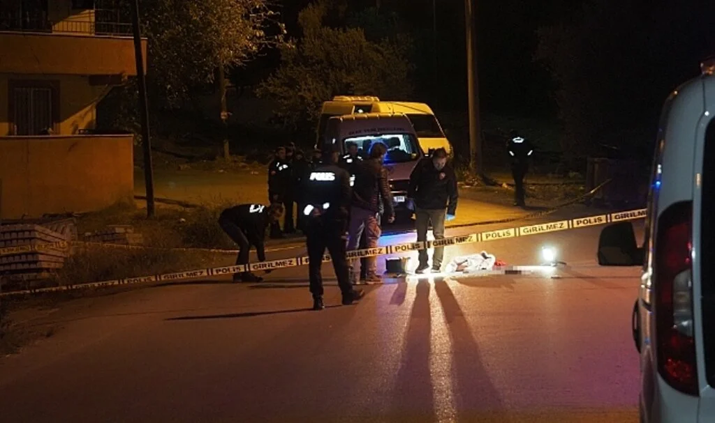 Eski eşi tarafından sokak ortasında başından vuruldu
