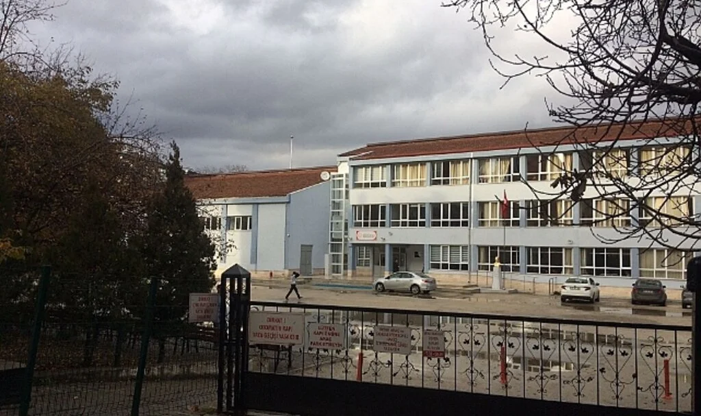 Eski öğrencisi tarafından bıçaklanan öğretmen yaralandı