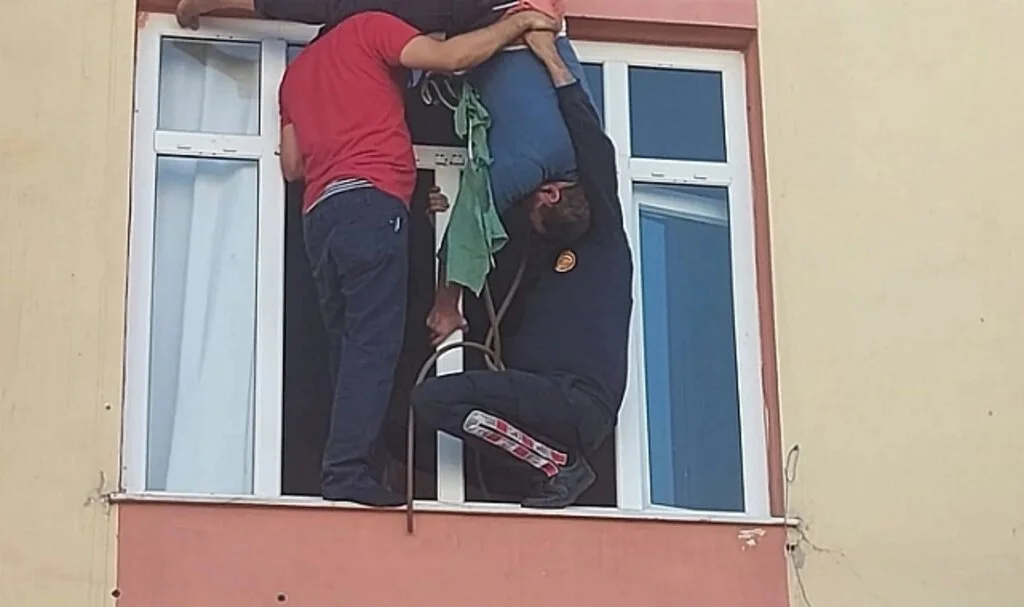 Evine çatıdan sarkıp pencereden girmek istedi, halat kısa gelince asılı kaldı