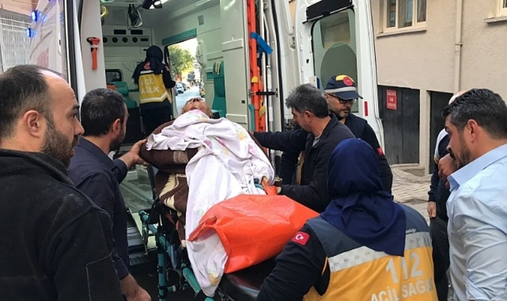 Evinin bodrumunda kendini ateşe veren kadını komşuları söndürdü