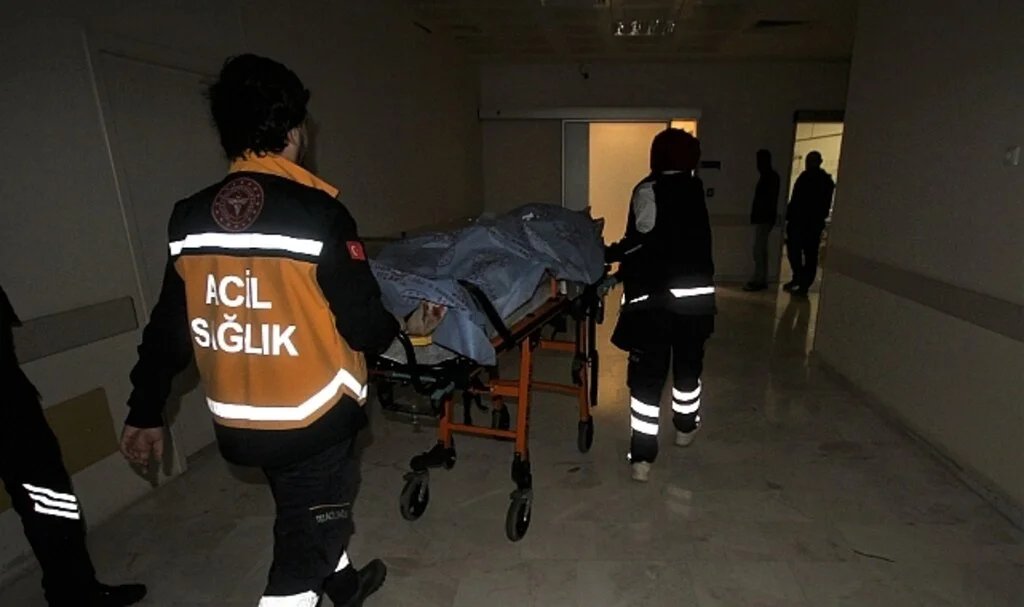 Evinin önünde bıçaklanan kişi hastaneye kaldırıldı