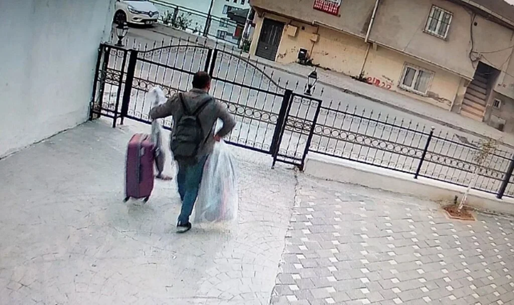 Eyüpsultan’da pişkin hırsız elleri boş girdiği binadan valizle çıktı
