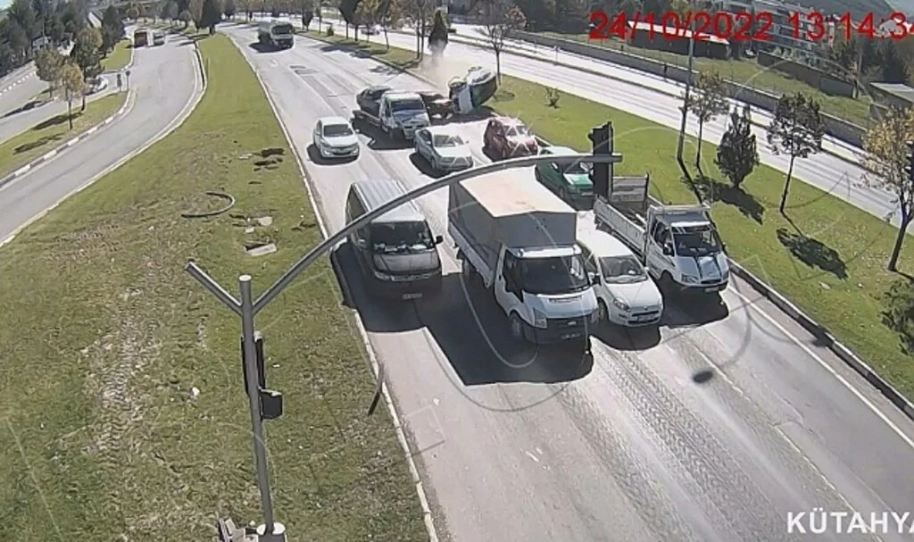 Farklı illerde dikkatsizlik sonucu meydana gelen trafik kazaları KGYS görüntülerine yansıdı