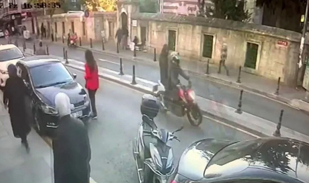 Fatih’te motosikletli saldırganlar dehşet saçtı: 2 yaralı