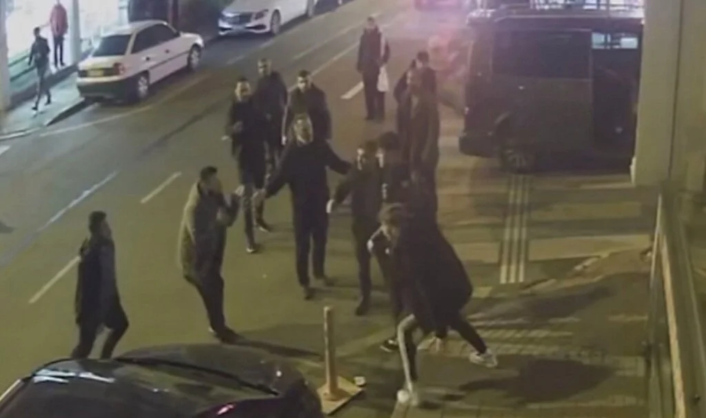 Fatih’te park yeri kavgasında 2 kişi bıçaklandı