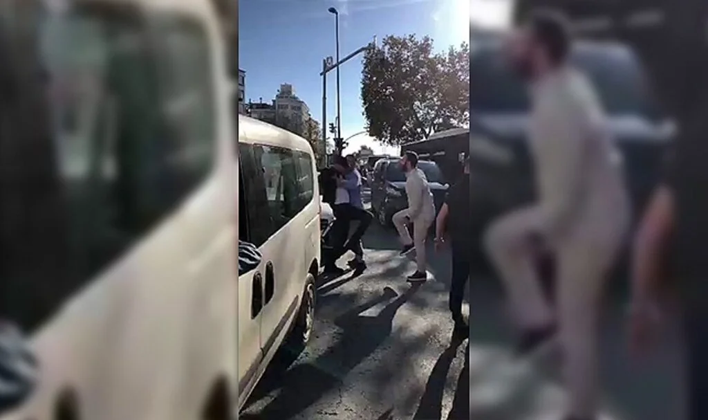 Fatih’te taksici ve yolcu arasında tekmeli yumruklu kavga kameraya yansıdı