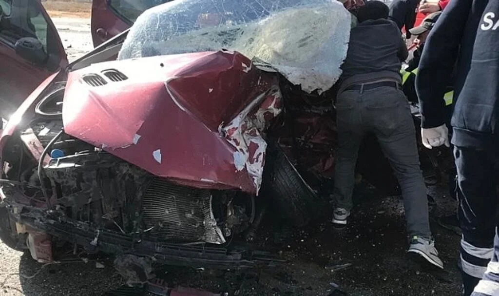 Feci kazada polis memuru baba ile oğlu hayatını kaybetti, 2’si ağır 3 kişi yaralandı
