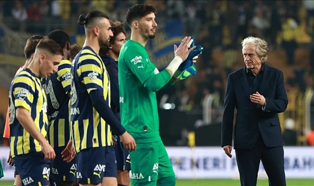 Fenerbahçe'de Jorge Jesus ve Futbolcular 100 Kız Öğrenciye Burs Verecek