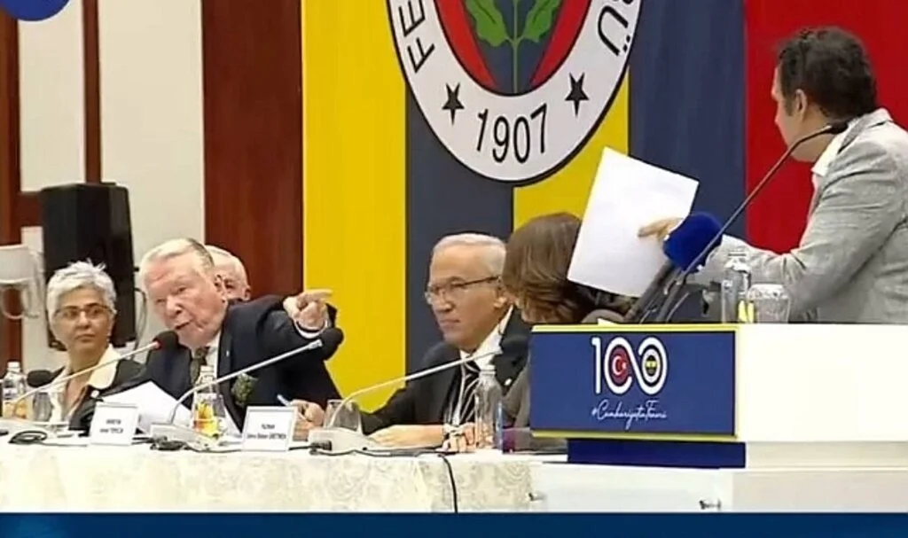 Fenerbahçe Yüksek Divan Kurulu'nda gergin anlar: Uğur Dündar çileden çıktı, konuşmacının mikrofonunu kapattırdı