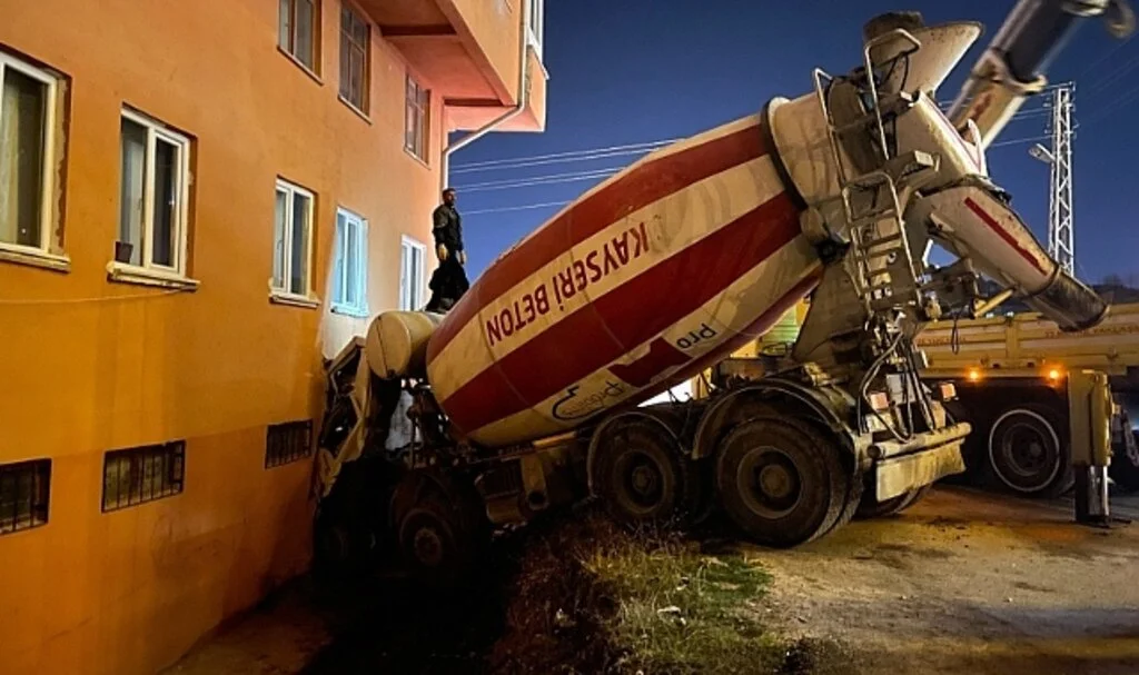 Freni boşalan beton mikseri binaya girdi