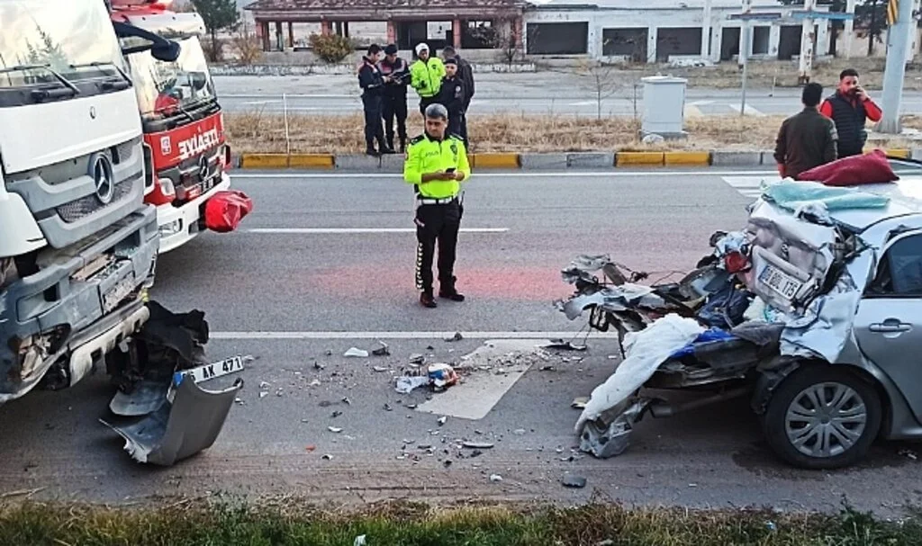 Freni tutmayan kamyon otomobile çarptı: 4 yaralı