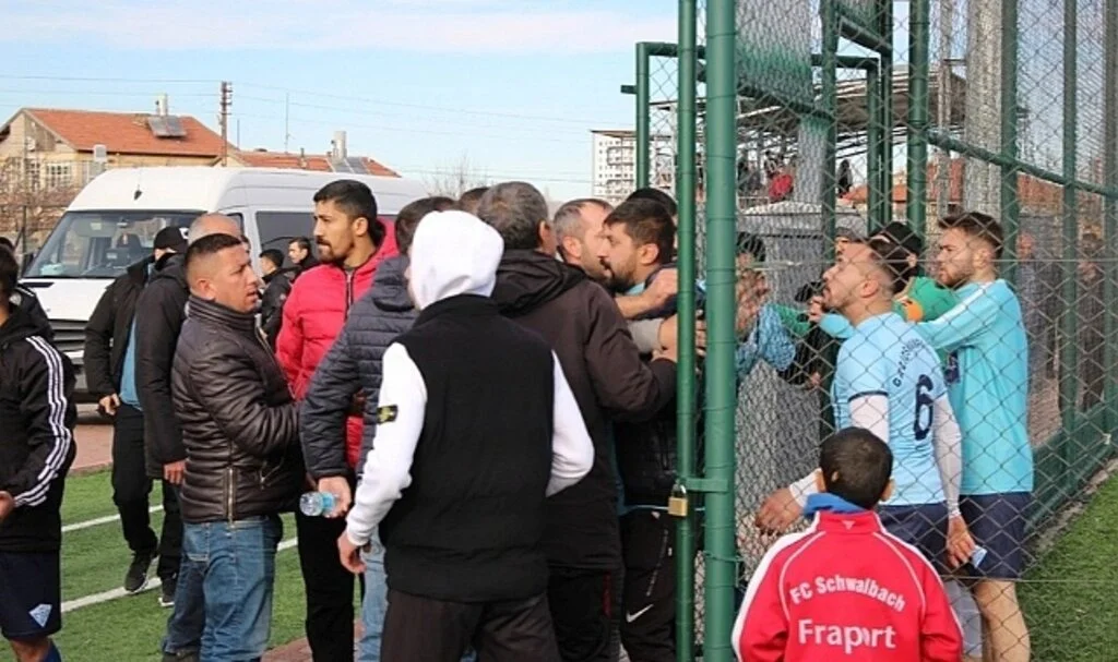 Futbolcu köşe direğini alıp kavgaya koştu!