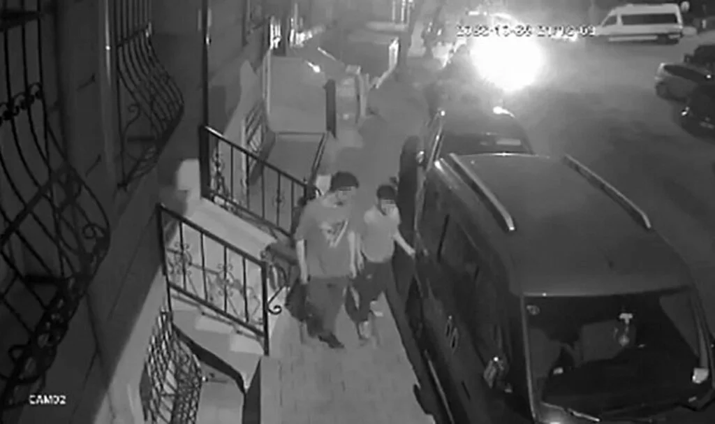 Gaziosmanpaşa’da 2 çocuğun zarar veren oyunu kamerada: 7 aracı boydan boya bıçakla çizdiler