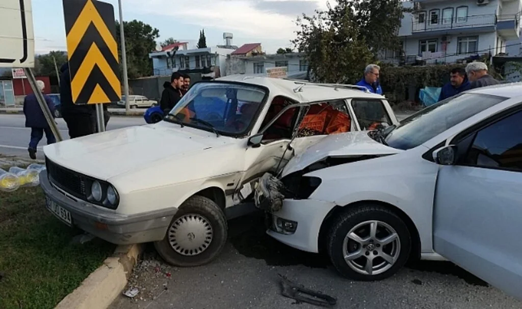 Gazipaşa’da iki otomobil çarpıştı: Zeytinler yola savruldu