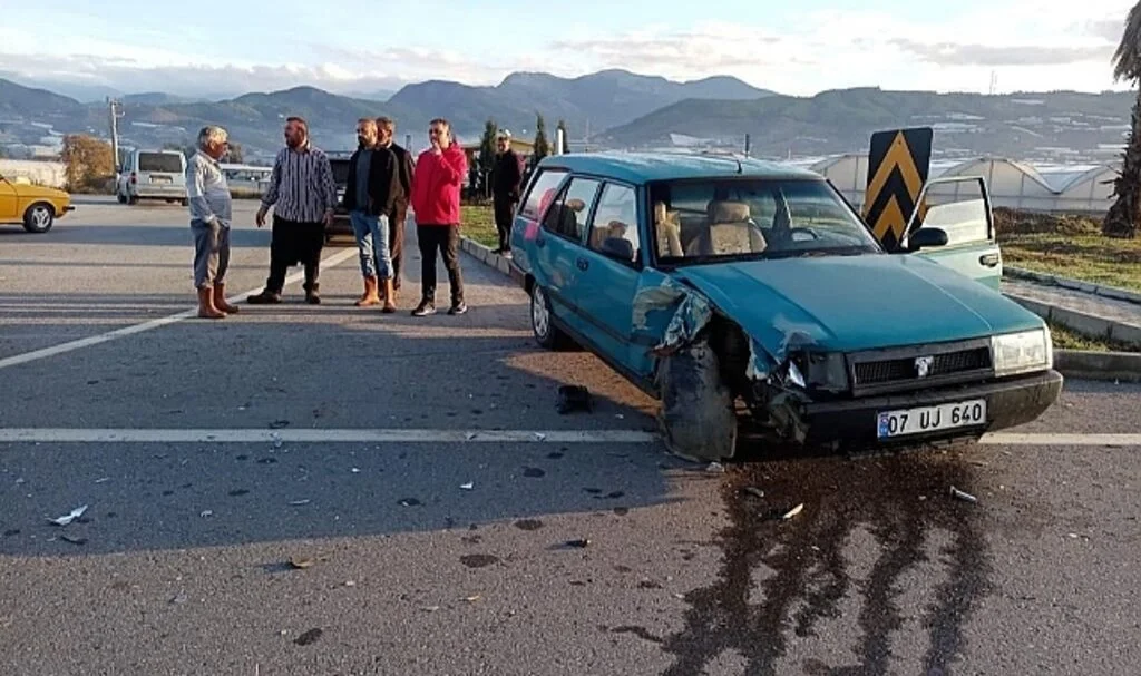 Gazipaşa’da kamyonet ile otomobil çarpıştı: 1 yaralı