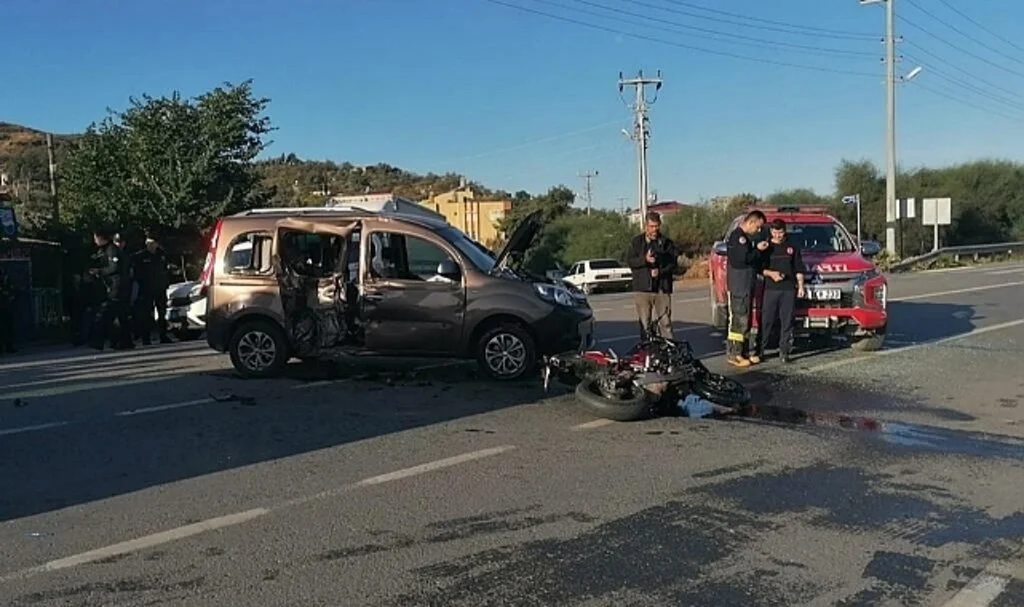 Gazipaşa’da motosikletle hafif ticari araç çarpıştı: 1’i ağır, 2 yaralı