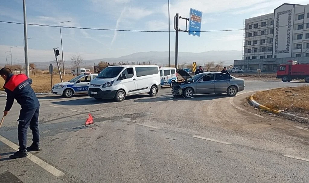 Gemerek'te otomobiller çarpıştı: 2 yaralı