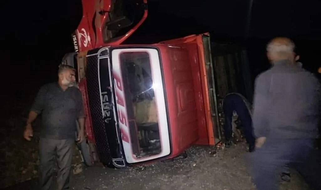 Gercüş’te odun yüklü kamyonet devrildi