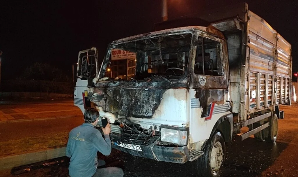 Geri dönüşüm işçisinin ekmek teknesi alev alev yandı