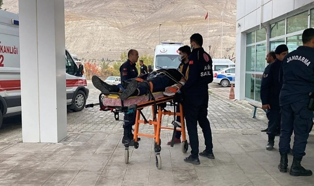 Göçmenleri taşıyan otobüs devrildi: 2 kişi öldü 40 kişi yaralandı
