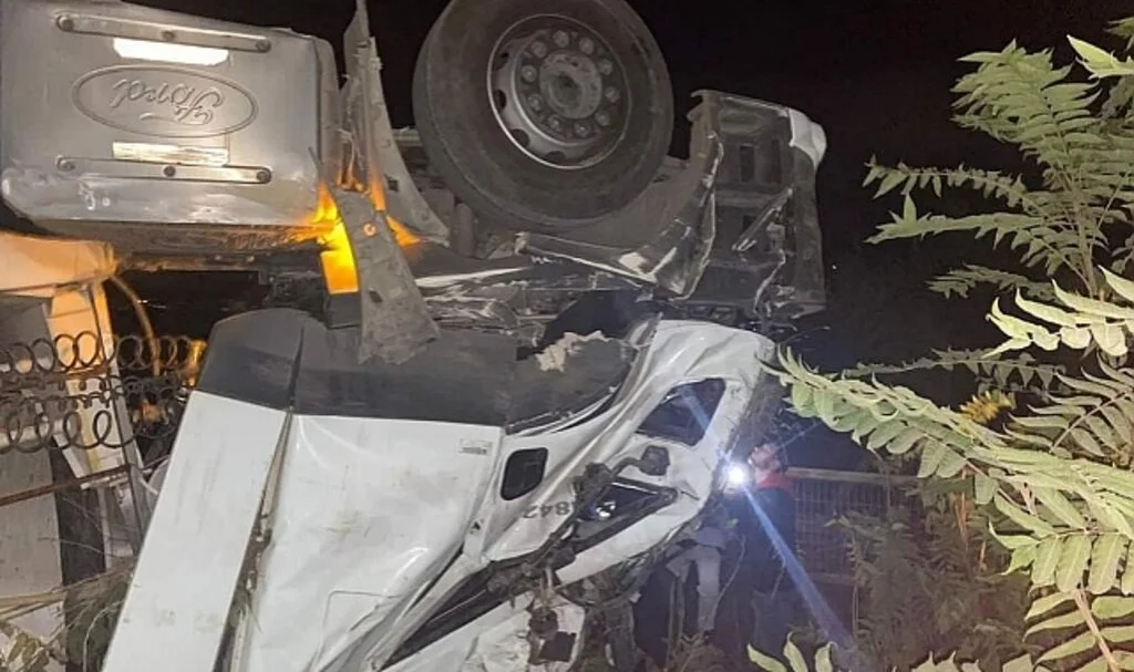 Gönen’de süt tankeri devrildi
