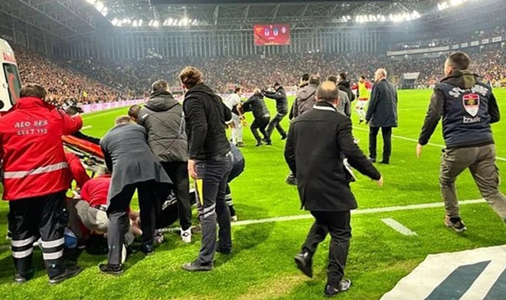 Göztepe-Altay maçında bir taraftar Altaylı kaleciye saldırdı