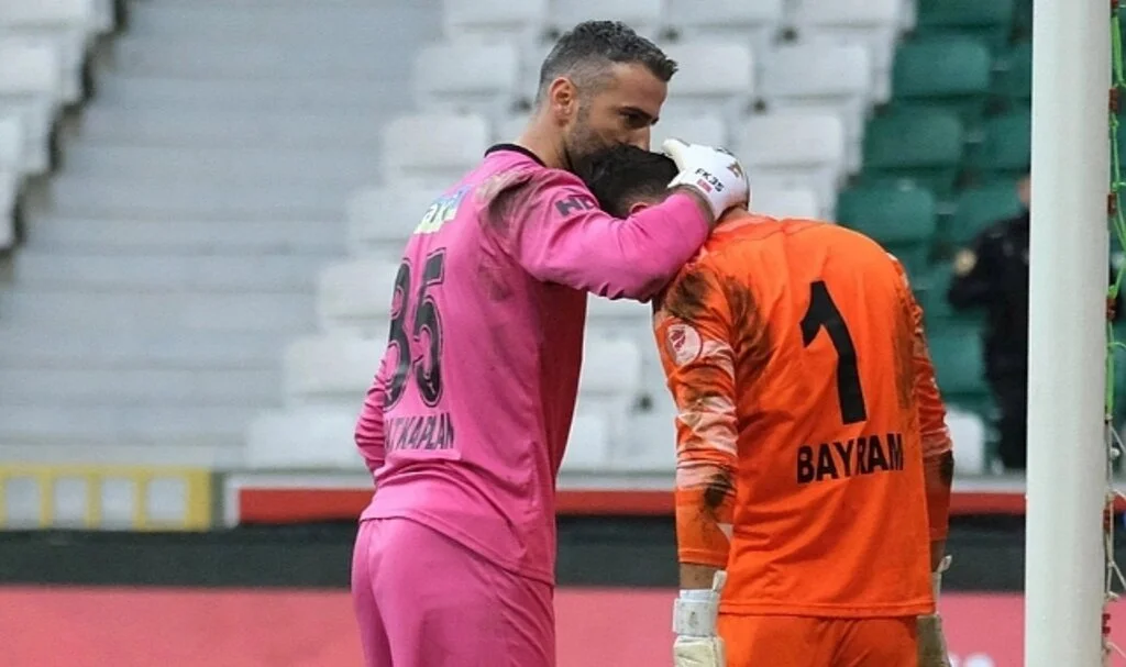 Gözyaşlarını tutamayan kaleciyi, rakibi teselli etti