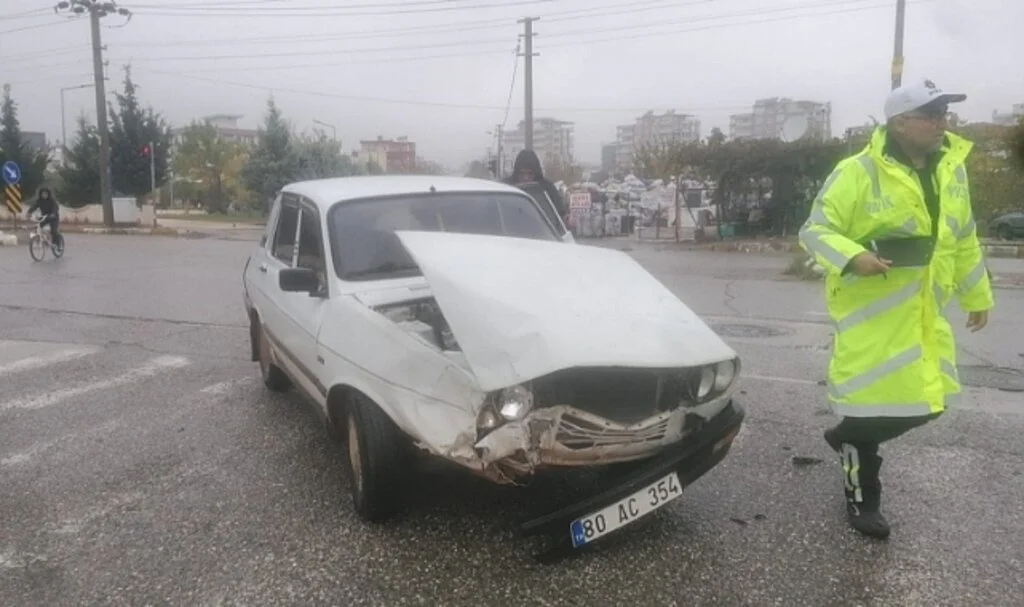Hafif ticari araç ile otomobil çarpıştı: 2 yaralı