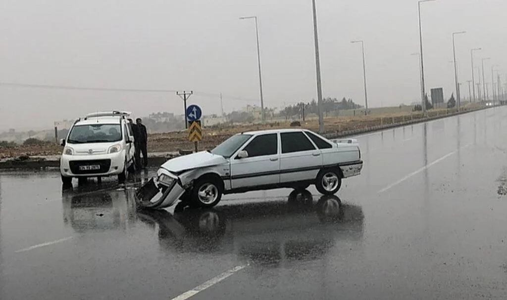 Hafif ticari araç ile otomobil kavşakta çarpıştı: 2 yaralı