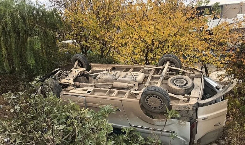 Hafif ticari araç şarampole yuvarlandı