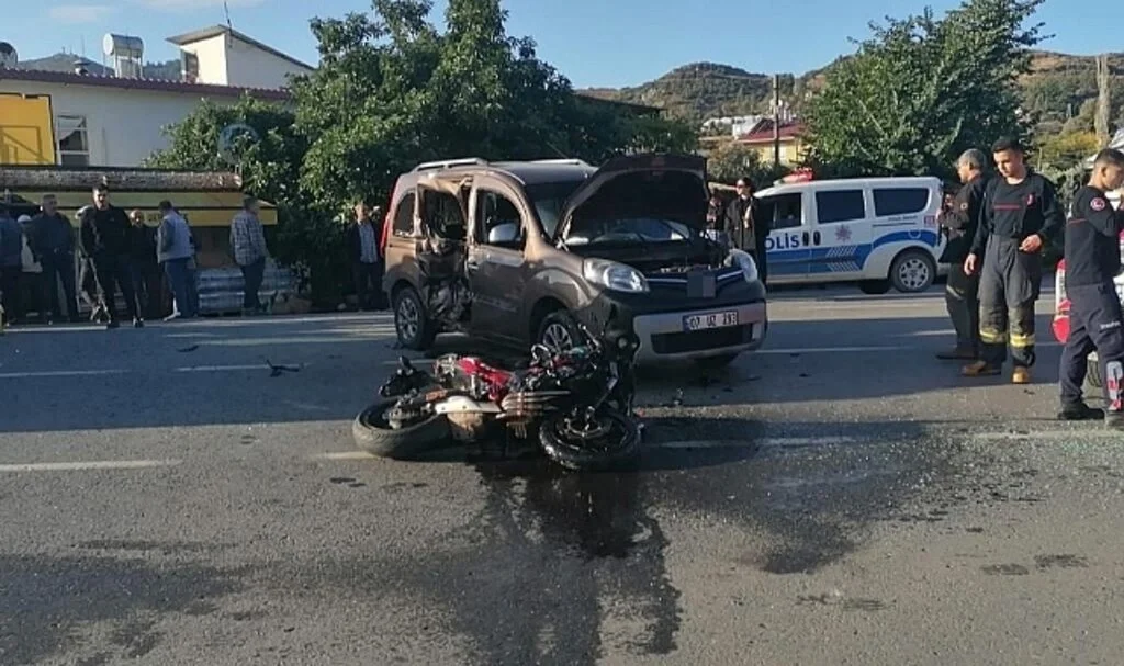 Hafif ticari araçla çarpışan motosiklet sürücüsü hayatını kaybetti