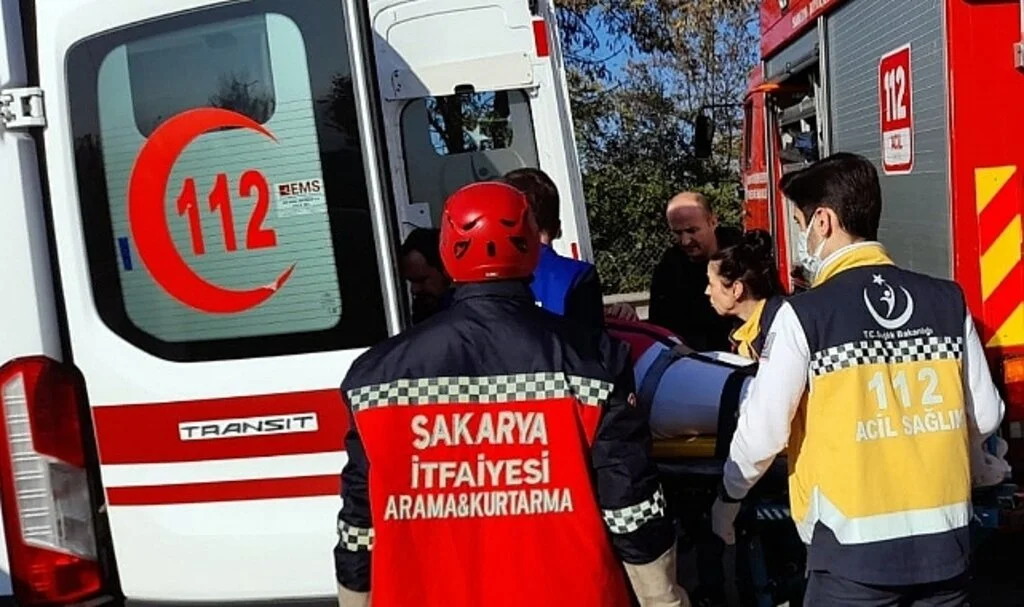Hafif ticari araçla otomobil çarpıştı: 3 yaralı