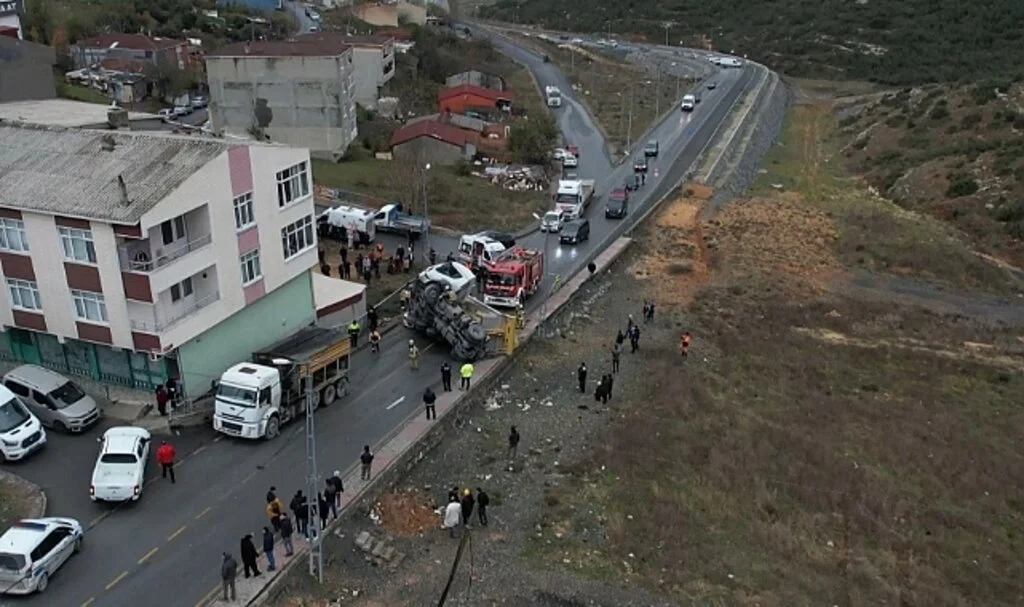 Hafriyat kamyonu otomobilin üzerine devrildi