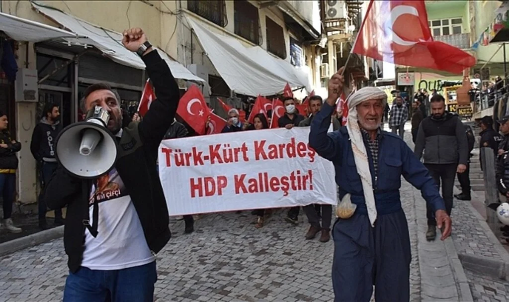Hakkari'de çocukları dağa kaçırılan aileler HDP önündeki eylemlerini sürdürdü