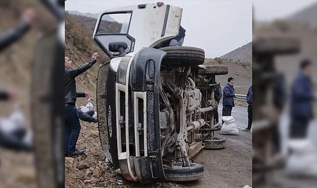 Hakkari’de minibüs yan yattı: 5 yaralı